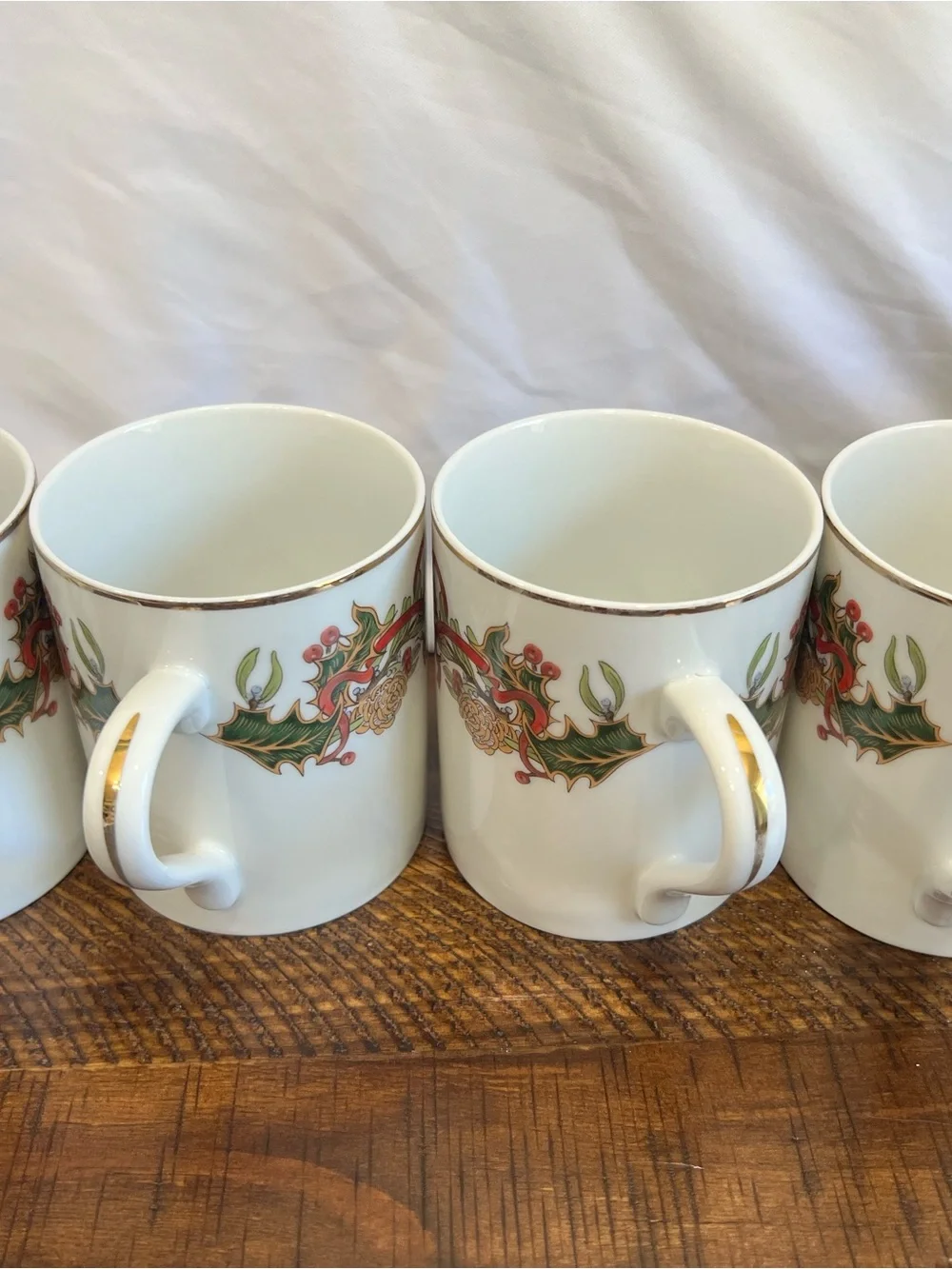 Andrea by Sadek Christmas Garland Holly Berries Gild Rim 4 8oz Coffee Mugs